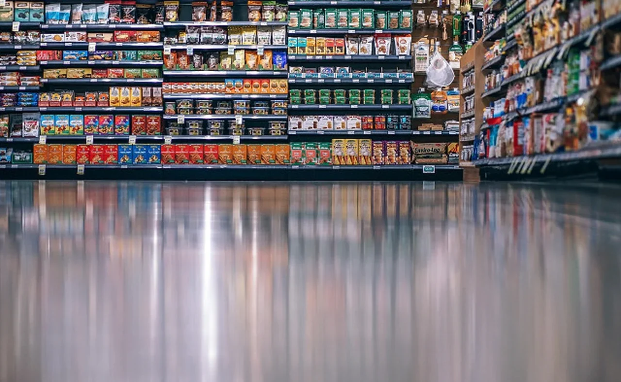 Rayons de magasin organisés pour illustrer le merchandising