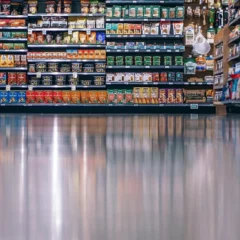 Rayons de magasin organisés pour illustrer le merchandising